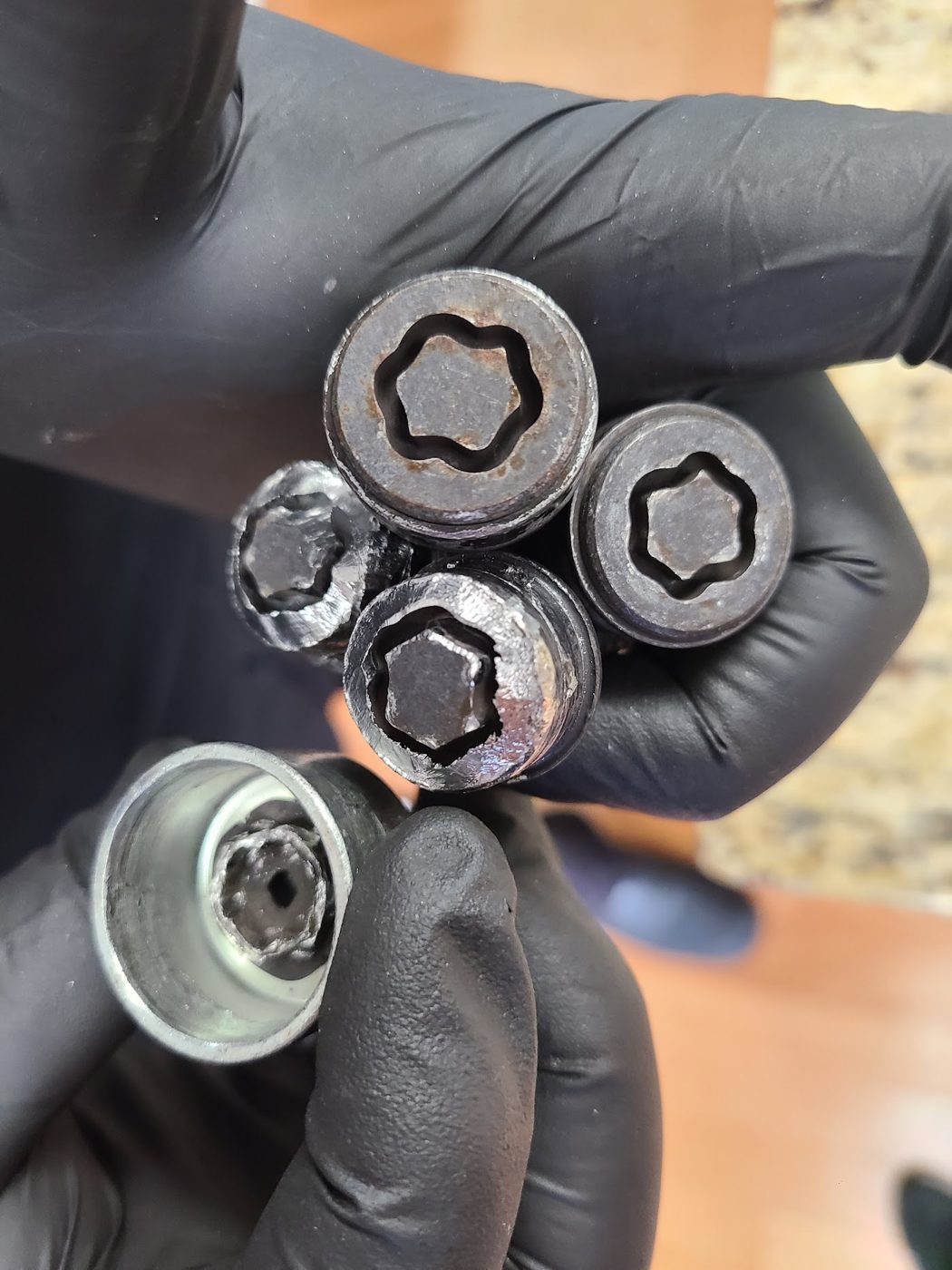 Locking lug nuts